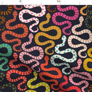 Può includere: Uno schema senza cuciture con serpenti colorati con vari motivi, tra cui pois, strisce e zig zag, su uno sfondo blu scuro.