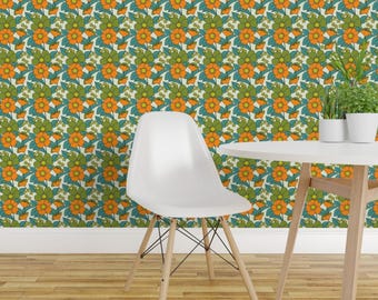 1970 Wallpaper - 70s Floral Orange By Morecandyshop - Orange Grün Hippie Retro Floral Abnehmbare Tapetenrolle von Spoonflower