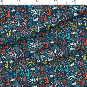 Puede incluir: Un patr&oacute;n repetitivo de zorros estilizados, mariposas y plantas sobre un fondo azul oscuro. El patr&oacute;n presenta una variedad de colores, incluyendo rojo, naranja, amarillo, verde, azul y rosa.