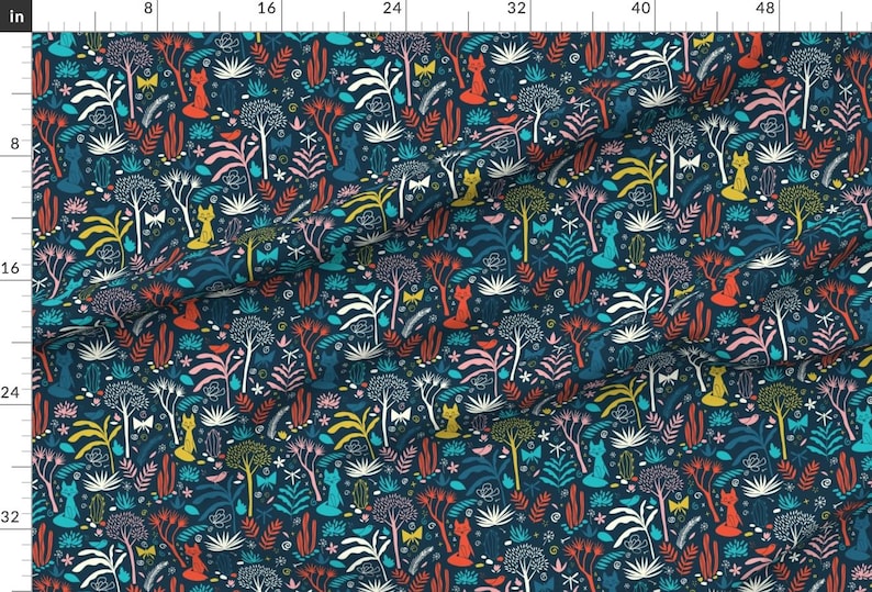 Puede incluir: Un patr&oacute;n repetitivo de zorros estilizados, mariposas y plantas sobre un fondo azul oscuro. El patr&oacute;n presenta una variedad de colores, incluyendo rojo, naranja, amarillo, verde, azul y rosa.