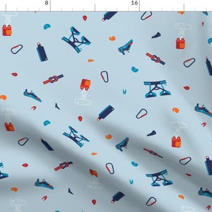 Peut inclure: Un fond bleu clair avec un motif répété d'équipements d'escalade. Le motif comprend des prises d'escalade, des mousquetons, des chaussures, des cordes et des sacs à magnésie. Le motif est parfait pour un grimpeur ou toute personne qui aime le plein air.