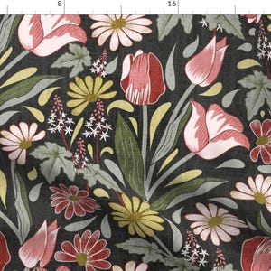 Könnte beinhalten: Ein schwarzer Hintergrund mit einem sich wiederholenden Muster aus rosa, roten und gelben Blumen. Die Blumen sind stilisiert und haben einen Vintage-Look.