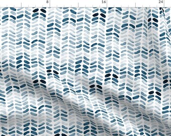 Può includere: Un tessuto bianco con un motivo ripetitivo di pennellate blu ad acquerello in un design a spina di pesce.