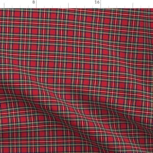Puede incluir: Tela a cuadros roja con un diseño de tartán clásico. El diseño presenta una cuadrícula de líneas que se cruzan en rojo, negro, verde y amarillo. La tela se utiliza probablemente para ropa o decoración del hogar.