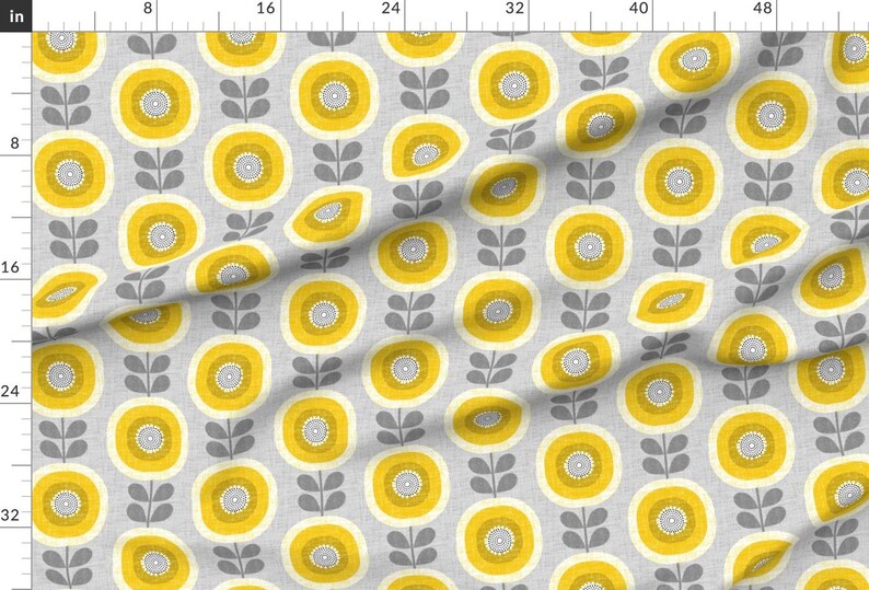 Mid Century Geblümter Polsterstoff - Midcentury Sonnenblumen von ottomanbrim - Skandinavischer Grau Gelber Stoff Schüttgut mit Löffelblume Bild 3