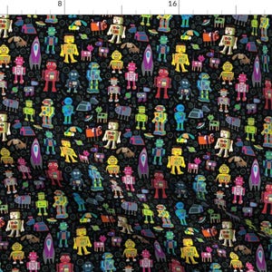 Könnte beinhalten: Ein schwarzer Stoff mit einem sich wiederholenden Muster aus bunten Robotern, Hunden und anderen Weltraumobjekten. Die Roboter sind in verschiedenen Posen und haben unterschiedlich farbige Körper und Antennen.