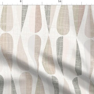 Puede incluir: Un patrón sin costuras que presenta formas abstractas de lágrima en tonos beige, gris y blanco. El patrón recuerda la textura de un tejido tejido.