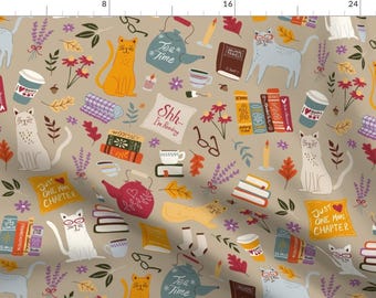 Könnte beinhalten: Ein beigefarbener Hintergrund mit einem sich wiederholenden Muster aus Katzen, Büchern, Teekannen und anderen gemütlichen Herbstenelementen. Der Text "Just One More Chapter" und "Shh... I'm Reading" ist im Muster enthalten.