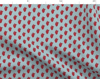 Puede incluir: Un patrón repetido de corazones anatómicos rojos sobre un fondo azul claro.