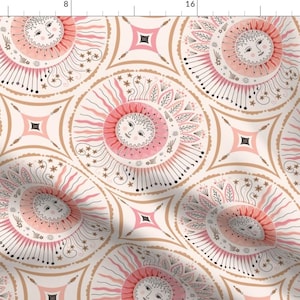 Pode incluir: Um padrão sem costura apresentando sóis rosa e dourados com rostos estilizados e raios radiantes. Os sóis são cercados por um padrão circular de folhas e estrelas. O fundo é de cor creme claro.