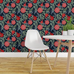 Avtagbar tapet med granatäpplemotiv - Sommarbotaniska granatäpplen - Väggkonst Väggdekor - Granatäpplen på marinblått av lavish_season bild 3