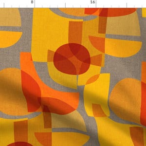Puede incluir: Patrón geométrico abstracto en tonos de amarillo, naranja y rojo sobre un fondo gris. El patrón está formado por círculos, cuadrados y rectángulos superpuestos.