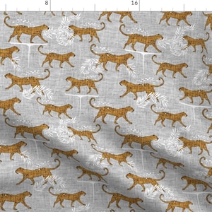 Puede incluir: Un patrón sin costuras que presenta un diseño repetitivo de leopardos estilizados en un color marrón cálido sobre un fondo gris claro. Los leopardos se representan en una pose de caminar con sus colas enroscadas. El fondo presenta un sutil patrón floral blanco.