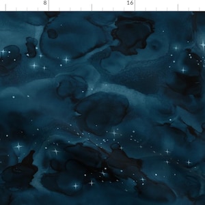 Pode incluir: Um fundo de aquarela azul escuro com estrelas brancas espalhadas por todo. O fundo tem um efeito marmorizado, criando uma sensação de profundidade e movimento.