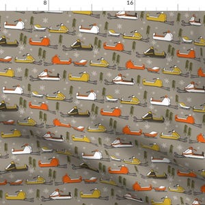 Puede incluir: Un patrón sin costuras que presenta un diseño repetido de motonieves vintage en naranja, amarillo, blanco y gris sobre un fondo gris. Las motonieves están estilizadas y tienen un aspecto retro.