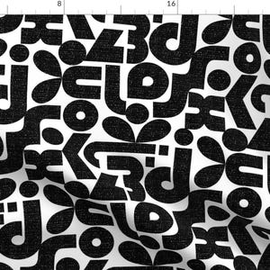 Puede incluir: Patrón abstracto en blanco y negro con formas geométricas y letras. El diseño recuerda a un estilo retro o moderno de mediados de siglo.