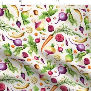 Op de afbeelding: Een aquarelpatroon met verschillende wortelgroenten, waaronder bieten, rapen, wortels en radijzen. De groenten zijn in een willekeurig patroon op een witte achtergrond gerangschikt.