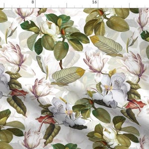 Può includere: Tessuto bianco con un motivo ripetuto di fiori e foglie di magnolia. I fiori sono bianchi e lavanda, con foglie e steli verdi. Lo sfondo è bianco tenue.