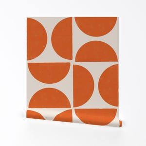 Mod Shapes Abnehmbare Tapete zum Abziehen und Aufkleben - Retro Geometrische Größe - Wand Kunst Wand Dekor - Halbmond in Orange by latheandquill