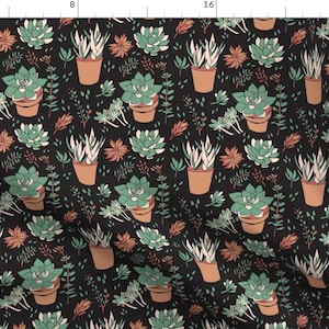 Puede incluir: Tela con un patrón repetido de suculentas en macetas y otras plantas sobre un fondo negro. Las suculentas son verdes y blancas, con macetas de terracota y flores de color naranja-marrón. Un diseño botánico.