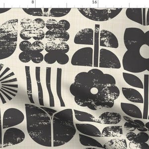 Könnte beinhalten: Cremefarbener Stoff mit einem sich wiederholenden Muster aus schwarzen, stilisierten floralen und geometrischen Formen. Das Design umfasst große Blumen, Sonnenstrahlen und abstrakte Blattformen, alle mit einem abgenutzten, strukturierten Aussehen.