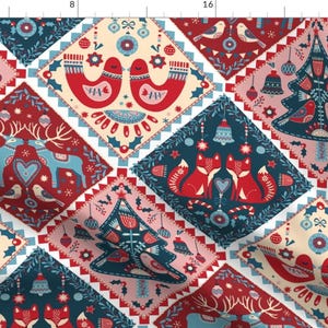 Puede incluir: Un fondo blanco con un patrón repetido de cuadrados de color rojo, azul y crema. Cada cuadrado presenta un diseño navideño de inspiración escandinava diferente, que incluye renos, pájaros, zorros y árboles de Navidad.
