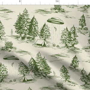 Könnte beinhalten: Ein grünes und weißes sich wiederholendes Muster mit einer Vintage-Illustration eines Waldes mit Bäumen, Zelten und fliegenden Untertassen. Das Muster ist perfekt für Stoff, Tapete oder Geschenkpapier.