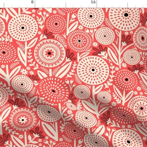 Puede incluir: Un patrón sin costuras que presenta un diseño repetitivo de flores estilizadas en tonos coral y blanco. Las flores están delineadas en blanco y tienen un patrón circular en el centro. El fondo es de un color coral sólido.