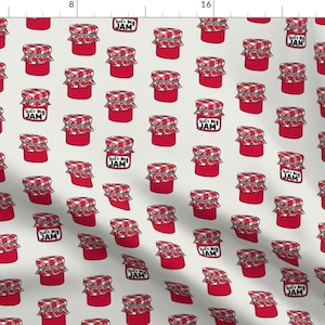 Könnte beinhalten: Ein nahtloses Muster mit einem sich wiederholenden Bild eines roten und weißen karierten Glases mit dem Text "That's My Jam" auf einem hellgrauen Hintergrund.