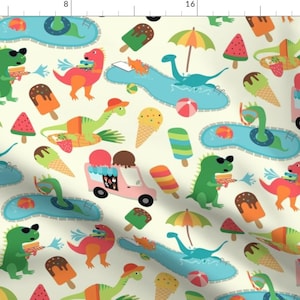 Peut inclure: Un motif de tissu coloré mettant en scène des dinosaures, des glaces et des éléments sur le thème de la plage. Le motif comprend des couleurs vertes, bleues, oranges, jaunes et rouges. Les dinosaures sont représentés dans diverses poses, notamment en train de nager, de manger de la glace et de faire du surf.