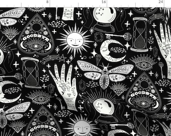 Puede incluir: Patrón sin costuras en blanco y negro con varios símbolos ocultos y místicos, incluyendo una luna creciente, un sol, una mano con líneas de quiromancia, un reloj de arena, una polilla, un ojo, un cristal, una llave y un pentagrama con la palabra "Goodbye" escrita en su interior.