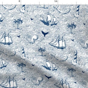 Puede incluir: Una tela de temática náutica azul y blanca con un patrón repetido de barcos, ballenas, palmeras y un pulpo. El fondo es un patrón de olas en espiral.