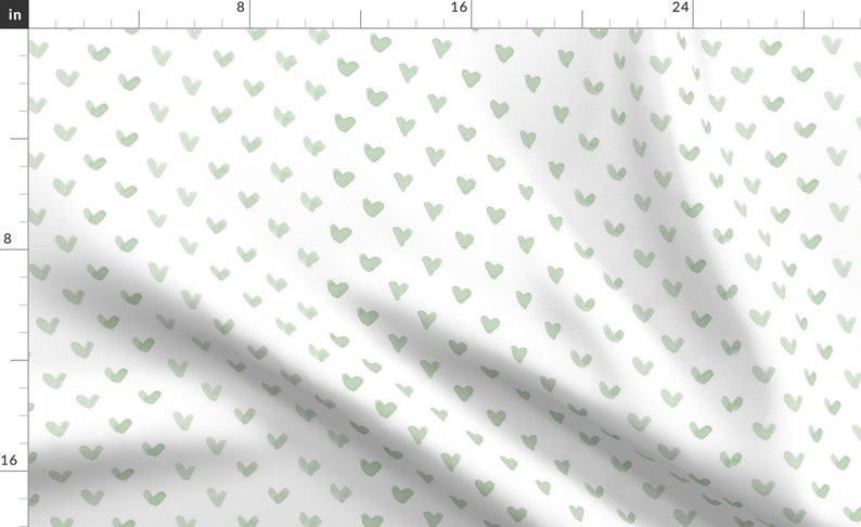 Puede incluir: Una tela blanca con un patr&oacute;n repetido de corazones verde claro. Los corazones est&aacute;n dibujados a mano y tienen una forma ligeramente irregular.