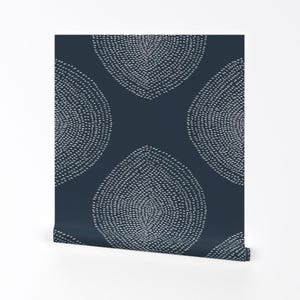 Papier peint bohème - Boho Drops par Juliaschumacher - rouleau de papier peint auto-adhésif amovible décor floral cachemire blanc bleu marine par Spoonflower