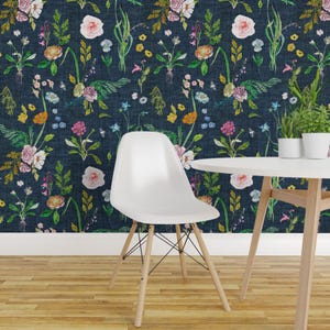 Tapeta w ciemne kwiaty – Jane Navy Jumbo od Nouveau Boho – samoprzylepna, zdejmowana tapeta w rolce z nadrukiem w stylu boho od Spoonflower