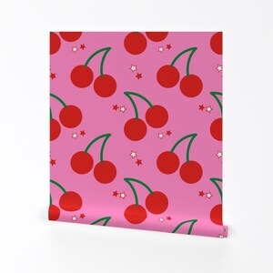 ピンクの壁紙 - Cherry Bomb by Circa78designs - Spoonflowerによるピンクのチェリー柄カスタムプリント剥がせる粘着壁紙ロール 画像 2