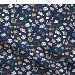 Könnte beinhalten: Ein marineblauer Stoff mit einem sich wiederholenden Muster aus postbezogenen Symbolen. Die Symbole umfassen einen Postwagen, Briefkästen, Umschläge, Briefmarken, einen Schneeflock, eine Sonne und eine Person mit einem Postbeutel.