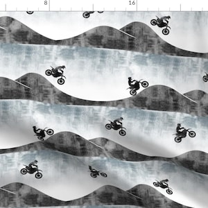Peut inclure: Un motif sans couture représentant des silhouettes noires de pilotes de motocross sautant par-dessus des collines. L'arrière-plan est un design abstrait blanc et gris avec un effet grunge.