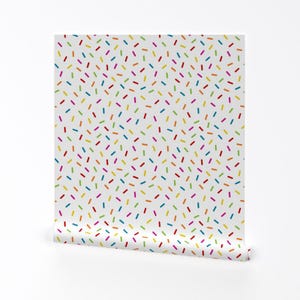 Eis Tapete - Sprinkles Vanilla By Modgeek - Weiß Bunter Regenbogen Kinder Spaß Abnehmbare selbstklebende Tapetenrolle von Spoonflower