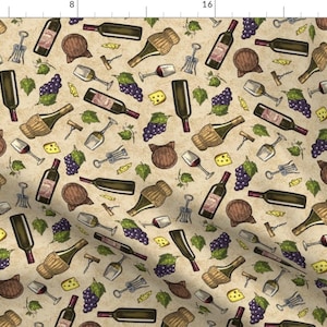 Puede incluir: Un patrón sin costuras con un fondo beige con varias ilustraciones de temática vinícola, que incluyen botellas de vino, uvas, sacacorchos, copas de vino y barriles. Las ilustraciones están dibujadas en un estilo vintage con colores marrón, verde y rojo.