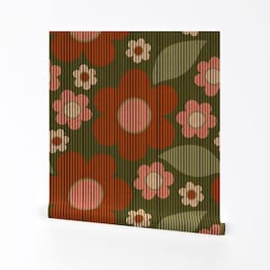 Peut inclure: Un papier peint à motif floral de style rétro avec de grandes fleurs orange et roses sur un fond vert foncé. Les fleurs ont un motif rayé et sont entourées de petites fleurs blanches et de feuilles vertes.