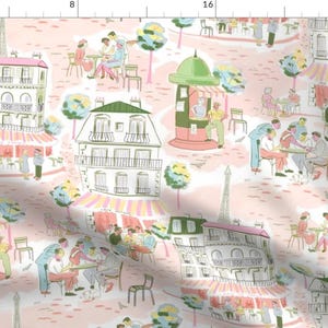 Könnte beinhalten: Ein sich wiederholendes Muster in Rosa und Weiß, das eine Pariser Straßenszene mit Gebäuden, Cafés und Menschen zeigt. Das Muster ist perfekt für Stoff, Tapete oder Geschenkpapier.
