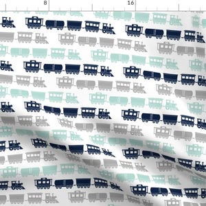 Puede incluir: Un patrón sin costuras que presenta imágenes repetidas de trenes de juguete azul marino con vagones grises y azul claro. Los trenes están sobre un fondo blanco.