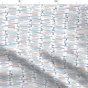 以下が含まれることがあります： 白い背景に、おみくじのメッセージが繰り返しパターンで描かれています。メッセージは、白地に青と赤のアクセントで、黒い文字で書かれています。おみくじは斜めに配置されています。