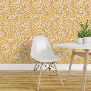 Retro-Hippie-Tapete zum Aufkleben – Kleinblusenmuster in Gelb – Abnehmbare Wanddekoration – Maison Ditsy Floral von morecandy_shop