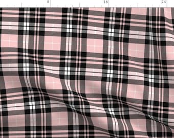 Op de afbeelding: Roze en zwarte geruite stof met een witte streep. De stof is gevouwen en heeft een textuur.