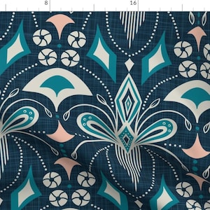Op de afbeelding: Een geometrisch patroon in teal, wit en roze op een donkerblauwe achtergrond. Het patroon is gemaakt van herhalende vormen en lijnen, wat een modern en stijlvol ontwerp creëert.