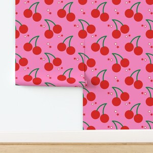 ピンクの壁紙 - Cherry Bomb by Circa78designs - Spoonflowerによるピンクのチェリー柄カスタムプリント剥がせる粘着壁紙ロール 画像 4