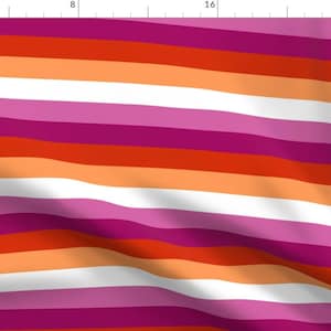Puede incluir: Tela con un patrón repetido de rayas horizontales onduladas en naranja, rojo, rosa y blanco. El diseño es una representación de la bandera del orgullo lésbico. Las rayas crean un efecto fluido y texturizado.