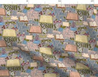 Könnte beinhalten: Ein nahtloses Muster mit grauem Hintergrund und Illustrationen von geöffneten Büchern, Teetassen, Brillen, Herzen und floralen Elementen. Der Text "Keep Calm and Read On", "Just One More Chapter" und "Books" wird im gesamten Muster wiederholt.